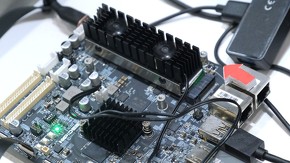 画像上部の矢印で差されているのがAra240評価ボードで、基板中央にあるのがi.MX 8M Plus