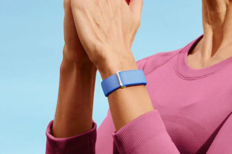 谷歌发布极简无屏、无按键健身手环 Fitbit Air,专注无感健康监测