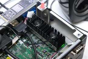 画像中央の矢印で差されているのがAra240評価ボード