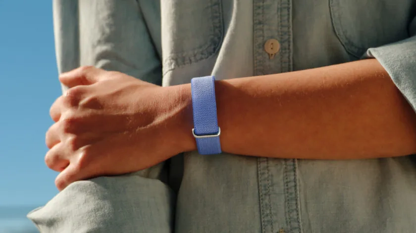 谷歌发布极简无屏、无按键健身手环 Fitbit Air,专注无感健康监测