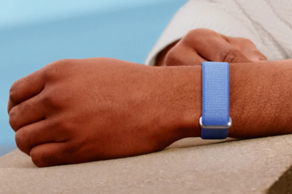 谷歌发布极简无屏、无按键健身手环 Fitbit Air,专注无感健康监测