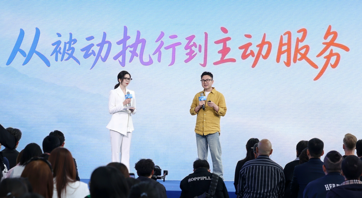 千问AI眼镜首次重大升级:看一眼扫单车,学会主动服务,首次实现3D空间显示