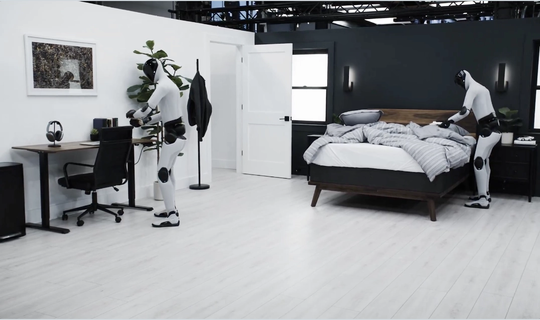 两台 Figure AI 人形机器人大秀新技能:不到两分钟铺好一张床