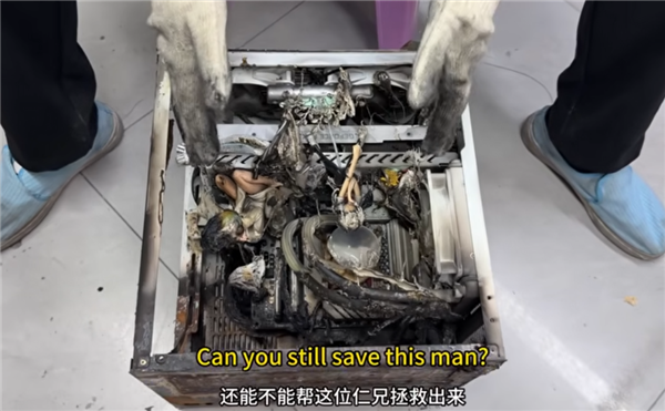 电脑遭数万伏雷击起火烧焦：修电脑的张哥施展“水煮大法”救活显卡