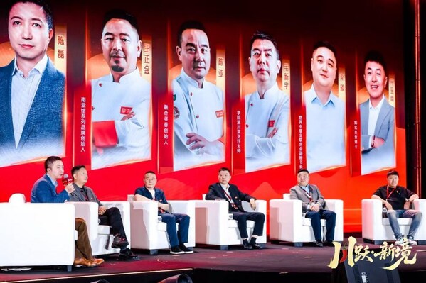 【引领·川行论道环节，从左至右：陈磊、王正金、陈亚、毛新宇、梁硕、库里南】
