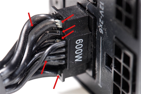 RTX 5090又烧接口了!三家媒体接连中招:评测机冒烟、线缆粘在显卡上