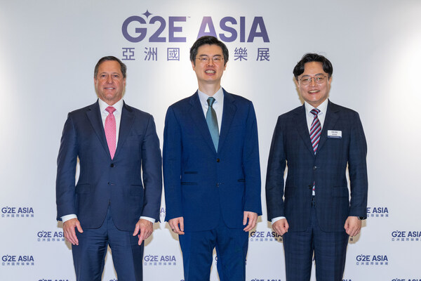 金沙中国有限公司行政总裁兼执行董事郑君诺(中)周二于“2026 亚洲国际娱乐展”主旨演讲后与活动主办方代表合照。 金沙中国有限公司行政总裁兼执行董事郑君诺(中)周二于“2026 亚洲国际娱乐展”主旨演讲后与活动主办方代表合照。