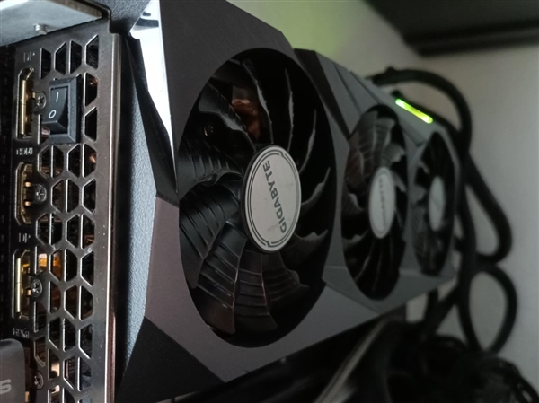 拆下RX 6900 XT显存 :硬核玩家将RTX 3070魔改16GB!还加了物理开关