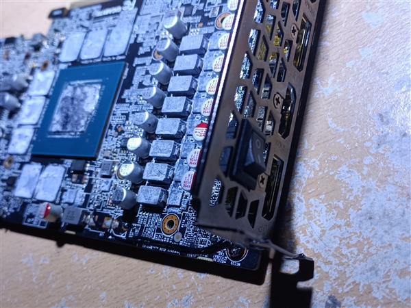 拆下RX 6900 XT显存 :硬核玩家将RTX 3070魔改16GB!还加了物理开关