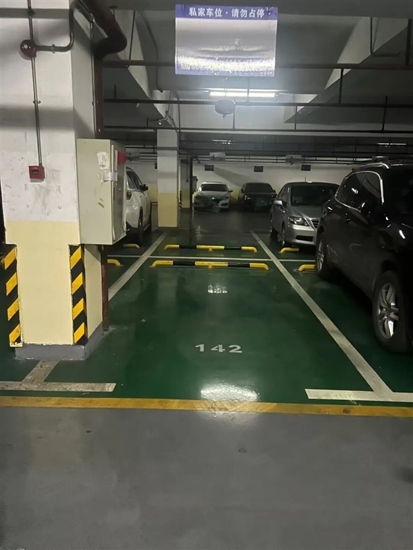 停不进车位这个锅 凭什么让车主背？