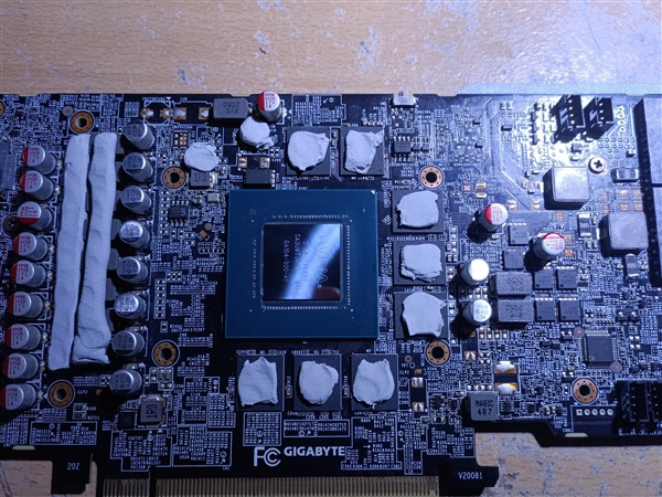 拆下RX 6900 XT显存 :硬核玩家将RTX 3070魔改16GB!还加了物理开关