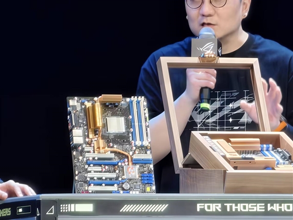 ROG 20周年复刻主板正式发布!5206元 复古铜色配蓝白插槽