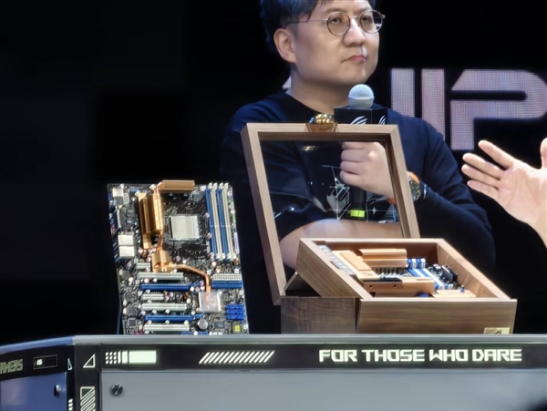 ROG 20周年复刻主板正式发布!5206元 复古铜色配蓝白插槽