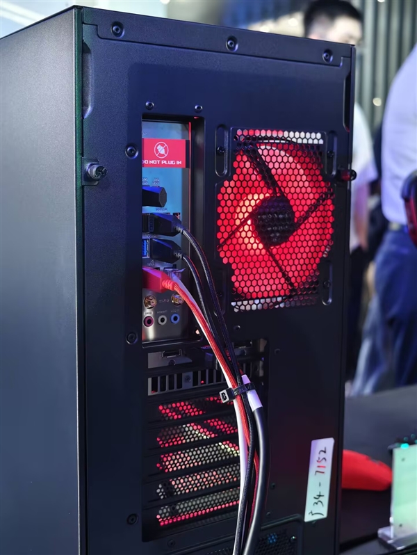 华硕发布ROG魔霸9X电脑：58L透明机箱 一秒变电竞房
