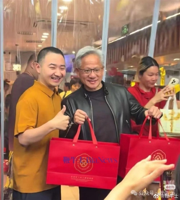 1年内第2次来!黄仁勋站店门口端着碗吃北京炸酱面上热搜:被网友投喂豆汁 喝完表情凝重