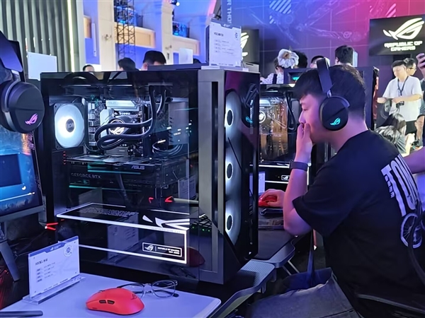 华硕发布ROG魔霸9X电脑：58L透明机箱 一秒变电竞房