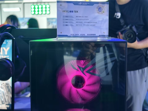 华硕发布ROG魔霸9X电脑：58L透明机箱 一秒变电竞房