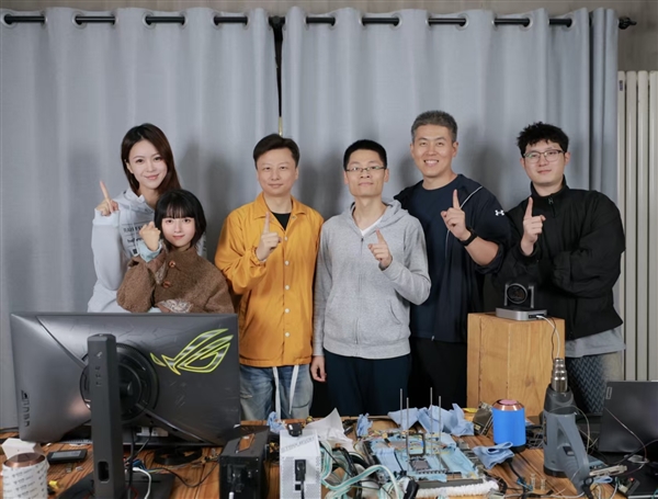 i9-14900KF液氦超至9.2GHz!中国高手刷新CPU频率记录