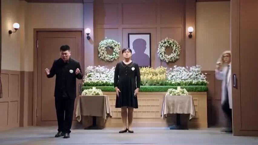 离谱也是艺术!《父亲的葬礼》演出离谱喜剧天花板