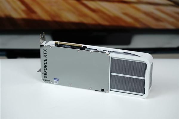 背板能当镜子!影驰RTX 5070星曜LUNA OC图赏