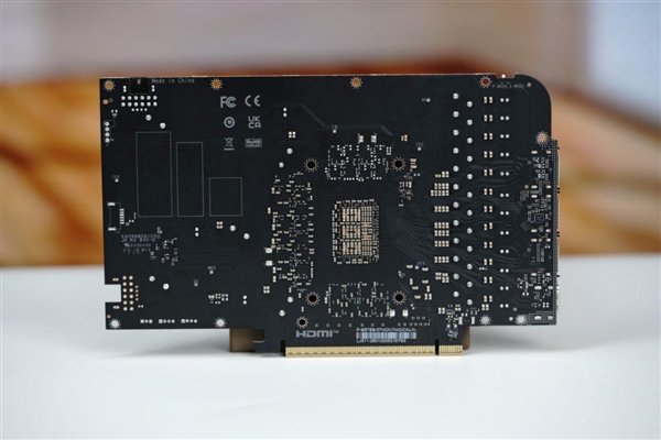 背板能当镜子!影驰RTX 5070星曜LUNA OC图赏
