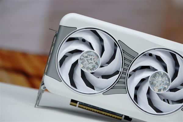 背板能当镜子!影驰RTX 5070星曜LUNA OC图赏