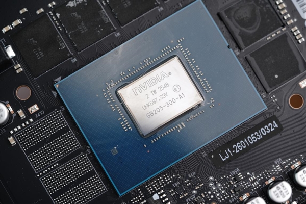 背板能当镜子!影驰RTX 5070星曜LUNA OC图赏