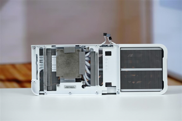 背板能当镜子!影驰RTX 5070星曜LUNA OC图赏