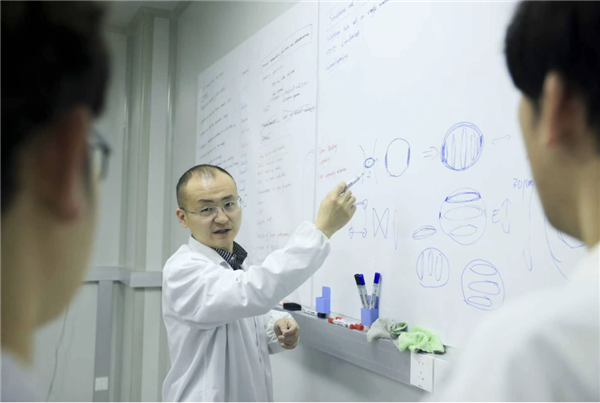 中国再破卡脖子技术!一片玻璃能装下2.5万部高清电影 数据存10万年