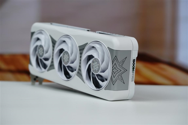 背板能当镜子!影驰RTX 5070星曜LUNA OC图赏