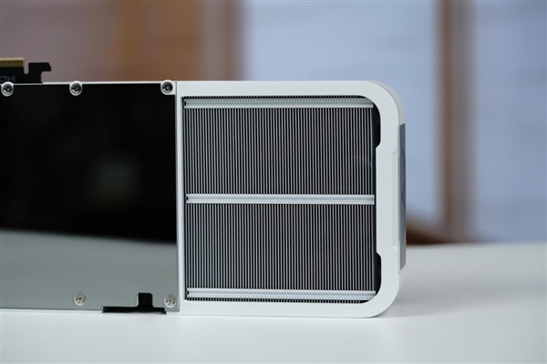 背板能当镜子!影驰RTX 5070星曜LUNA OC图赏