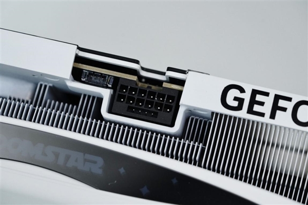 背板能当镜子!影驰RTX 5070星曜LUNA OC图赏