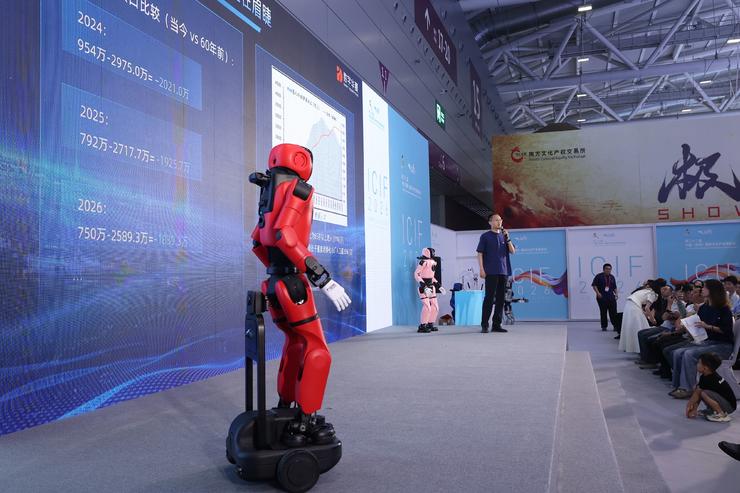 数字华夏发布新一代人形机器人“星行侠P2”，加速机器人场景落地