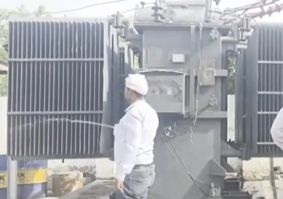 神操作!印度近50℃高温下电工给变压器浇水降温:半小时一次