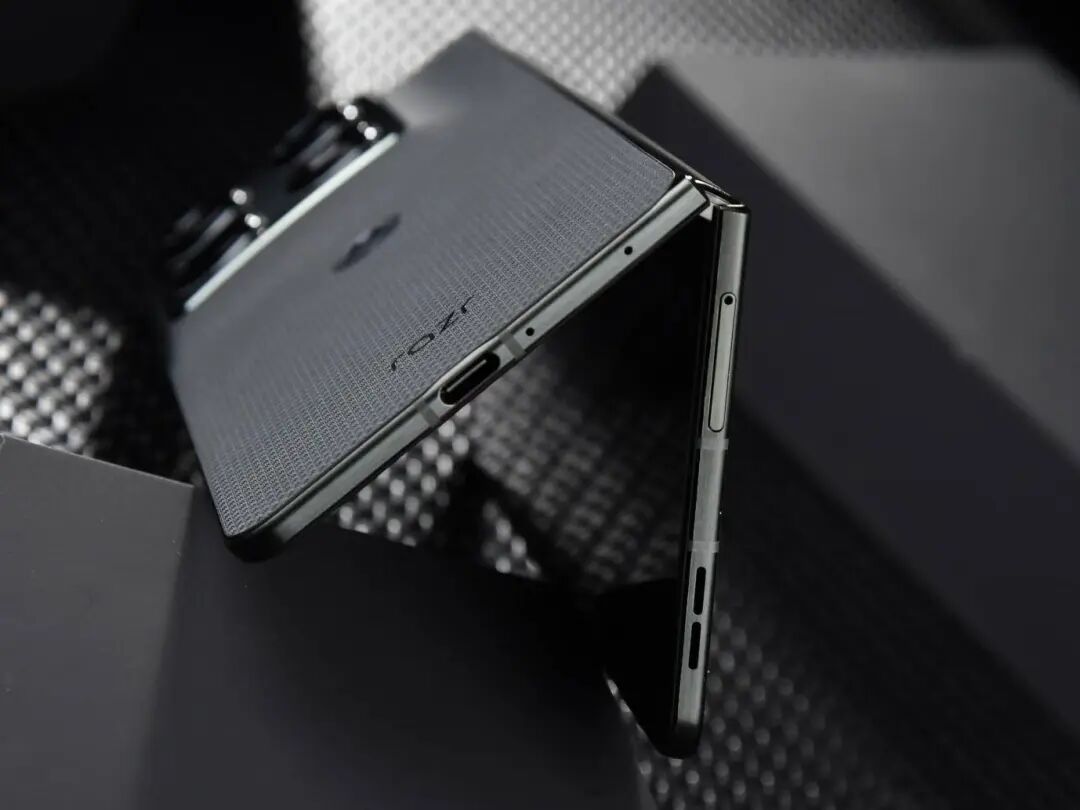 联想moto razr fold评测：天禧AI加持，商务折叠新解法