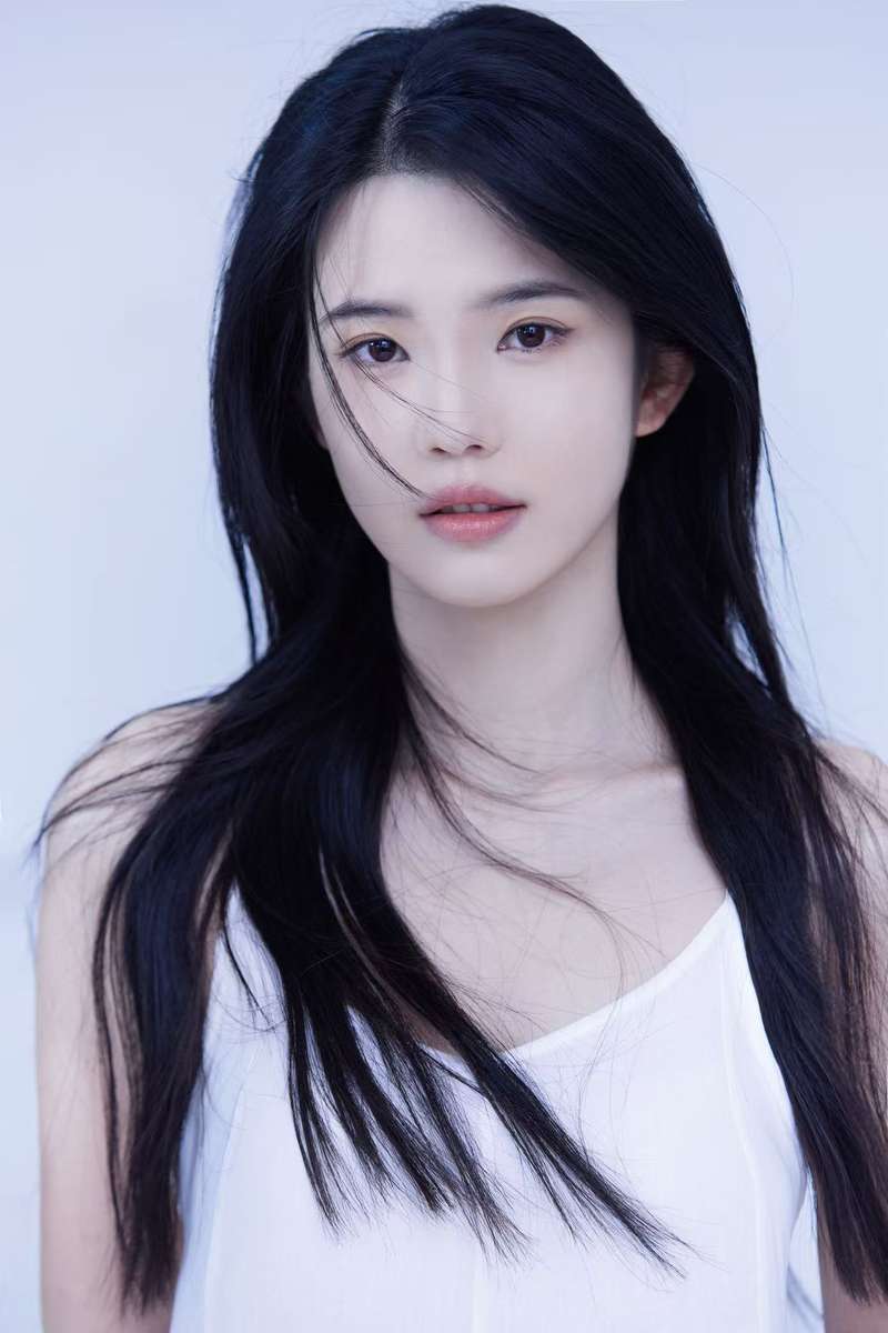 从朋友口中听说短剧这一行业后，锦子对表演那份近乎沉寂的热情再度被唤醒了。
