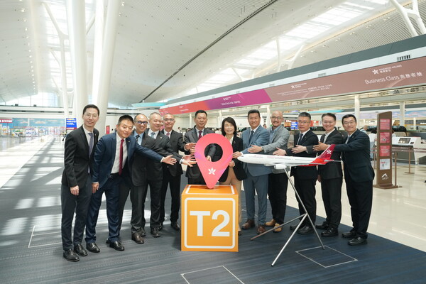 香港航空董事长王晓东（左六）、香港机场管理局行政总裁张李佳蕙（右六）、香港机场管理局机场运行执行总监姚兆聪（左五）、香港航空副董事长马云鹏（右五）、香港航空总裁孙剑锋（左四）、香港机场管理局机场服务总监杨达荣（右四）、香港机场管理局企业事务总监张永翔（左三）、香港航空常务副总裁李殿春（右三）、香港机场管理局客运大楼及旅客体验总经理欧阳显宏（右二）、香港航空副总裁湛贵才（右一）、香港航空副总裁卢增荣（左二）及香港航空首席财务官朱桦一（左一）