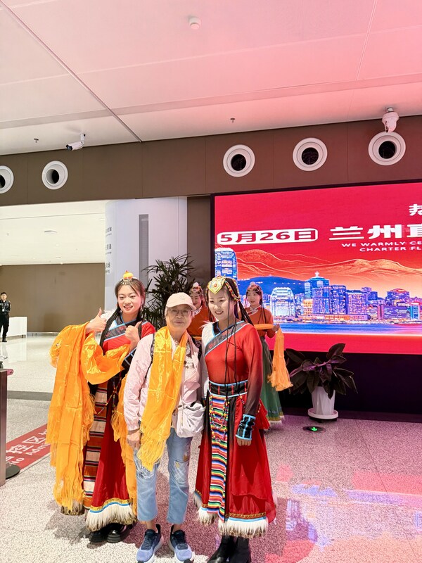 航班 HX2507 于晚上 6 时 36 分抵达兰州，乘客到埗留影纪念