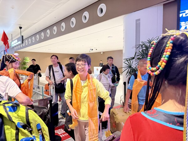 航班 HX2507 于晚上 6 时 36 分抵达兰州，乘客到埗留影纪念