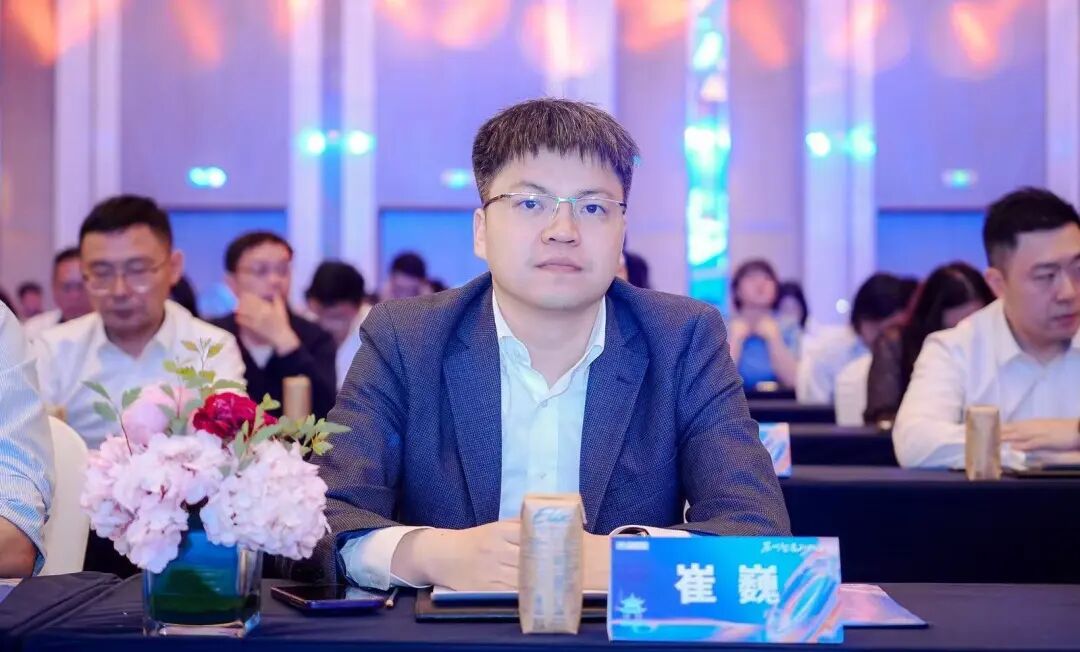 崔总坐着.jpg