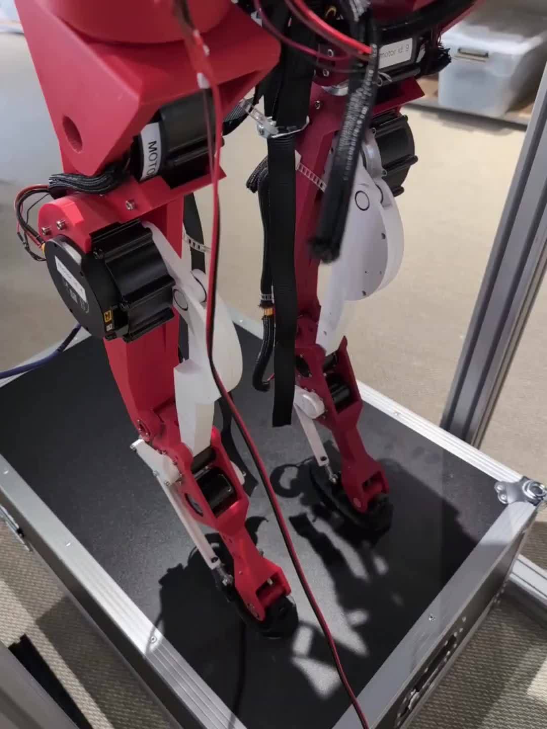 Hugging Face 推出双足机器人:开源、低成本、3D 打印