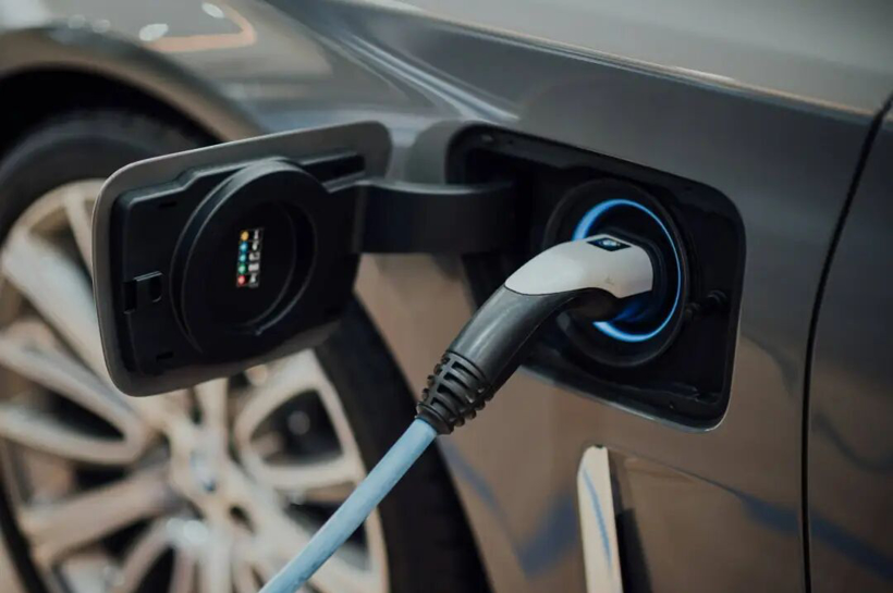 “长辈的油车开了10多年,我的电车4年就得换”