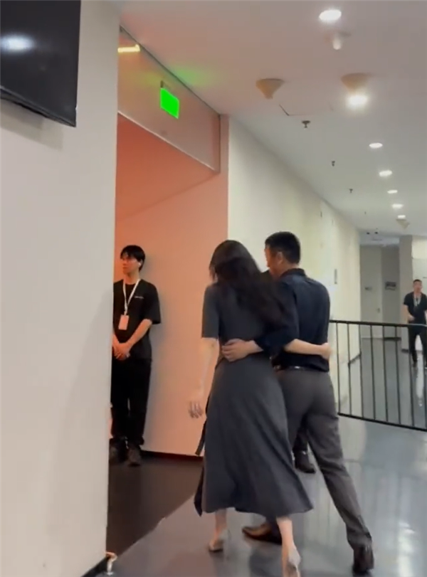 蔚来李斌与妻子王奕芝互相搂腰鼓励 王奕芝：有些美好的仗 我们一起打
