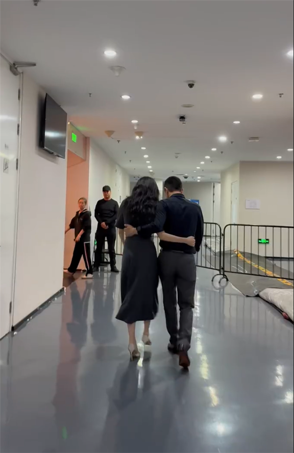 蔚来李斌与妻子王奕芝互相搂腰鼓励 王奕芝：有些美好的仗 我们一起打