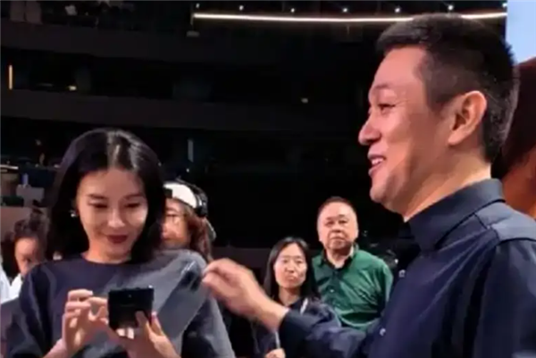 蔚来李斌与妻子王奕芝互相搂腰鼓励 王奕芝：有些美好的仗 我们一起打