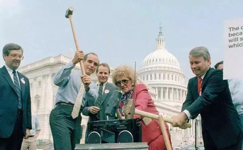 一群国会议员砸毁东芝收音机，1987年: r/pics