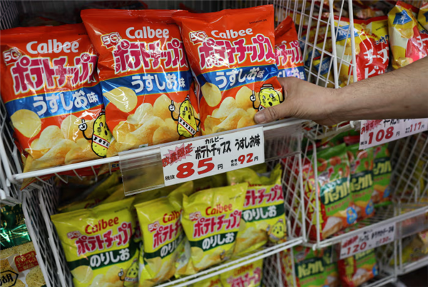 中东冲突后劲儿十足！日本薯片包装都变黑白配色了