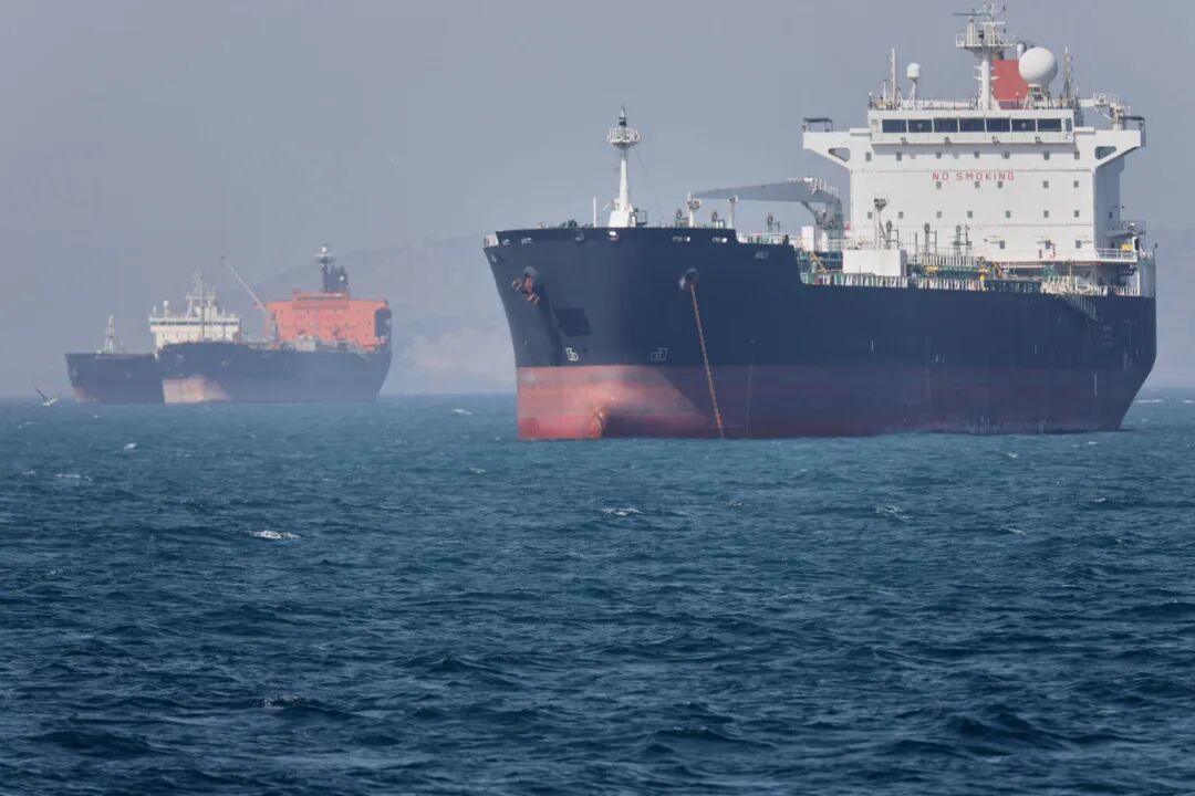 oil-tankers-at-anchor-in-strait-of-hormuz-off-bandar-abbas-iran-AP-1536x1024.jpg