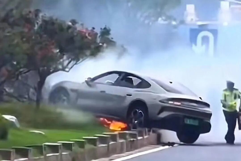 小米跌幅63%，比亚迪缩水5000亿！电车暴涨、市值崩塌，中国车企冰火两重天