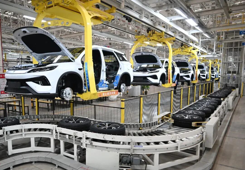 小米跌幅63%，比亚迪缩水5000亿！电车暴涨、市值崩塌，中国车企冰火两重天